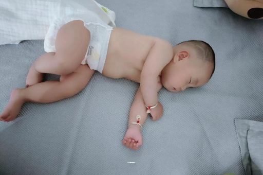 西藏没满月的宝宝